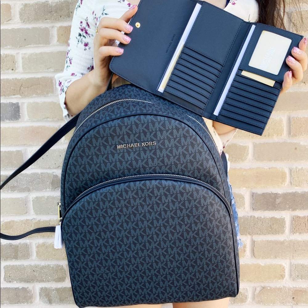 👜💕-Michael Kors Large Backpack Wallet SET SALE‼️ - Picture 2 of 7